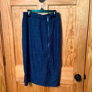 Size medium mid length skirt.